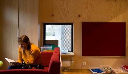 filt klæbet på væg