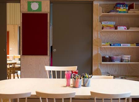 filt klæbet på væg