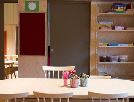 filt klæbet på væg