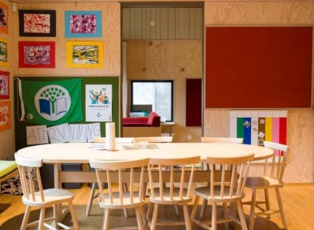 filt klæbet på væg