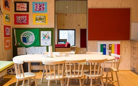 filt klæbet på væg