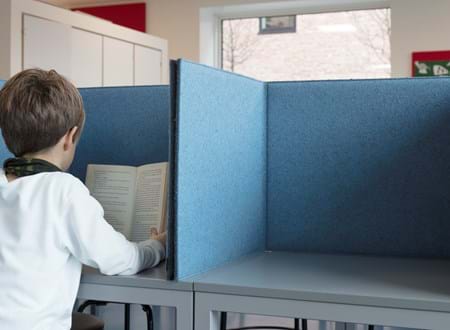 Flytbar bordskærm i filt på skole