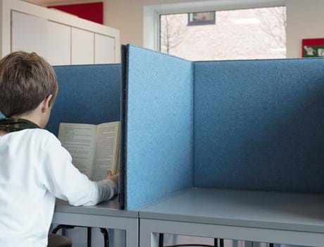 Flytbar bordskærm i filt på skole