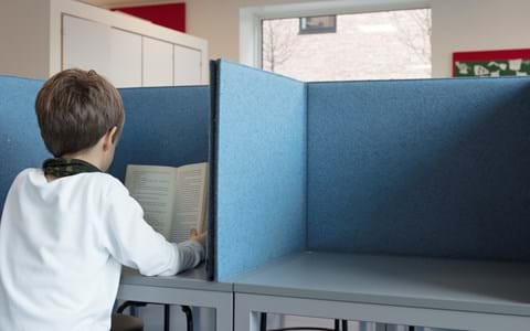 Flytbar bordskærm i filt på skole