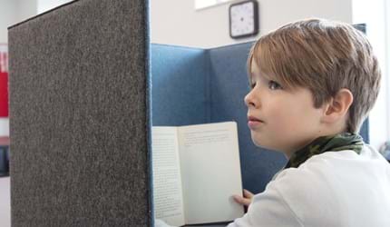 Flytbar bordskærm i filt på skole