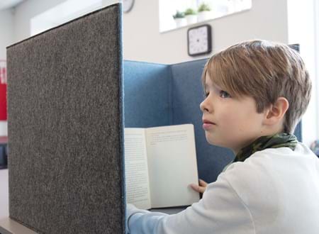 Flytbar bordskærm i filt på skole