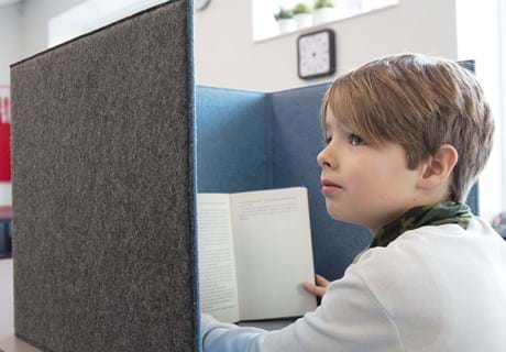 Flytbar bordskærm i filt på skole