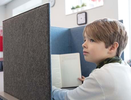 Flytbar bordskærm i filt på skole