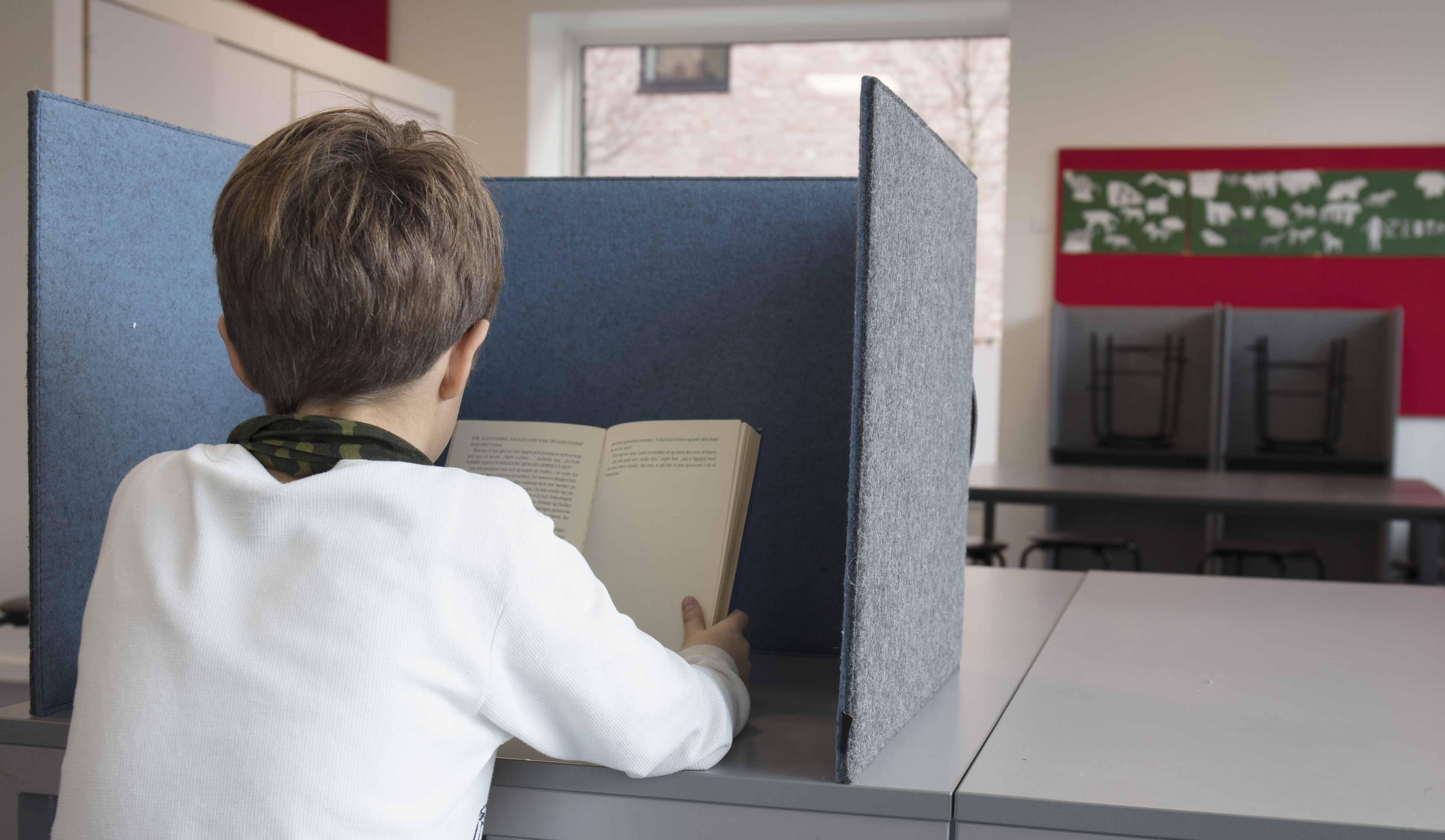 Flytbar bordskærm i filt på skole