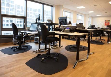 stoleunderlag i filt under kontorstol på kontor