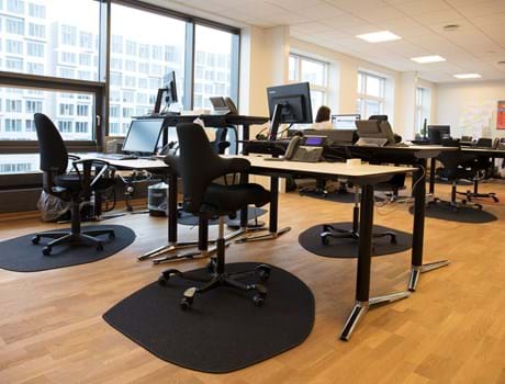 stoleunderlag i filt under kontorstol på kontor