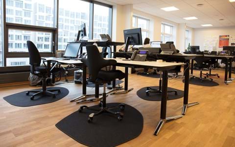 stoleunderlag i filt under kontorstol på kontor