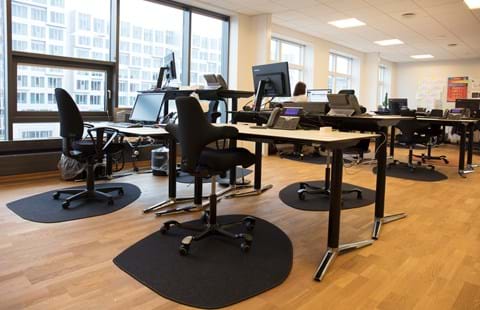 stoleunderlag i filt under kontorstol på kontor