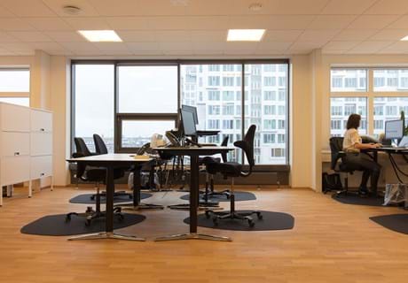 stoleunderlag i filt under kontorstol på kontor,