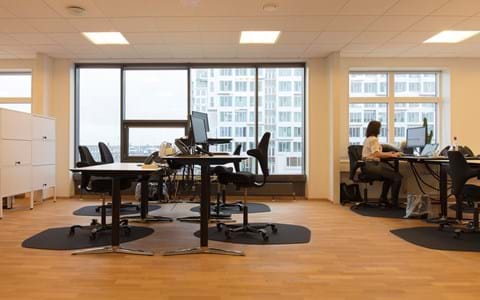 stoleunderlag i filt under kontorstol på kontor,