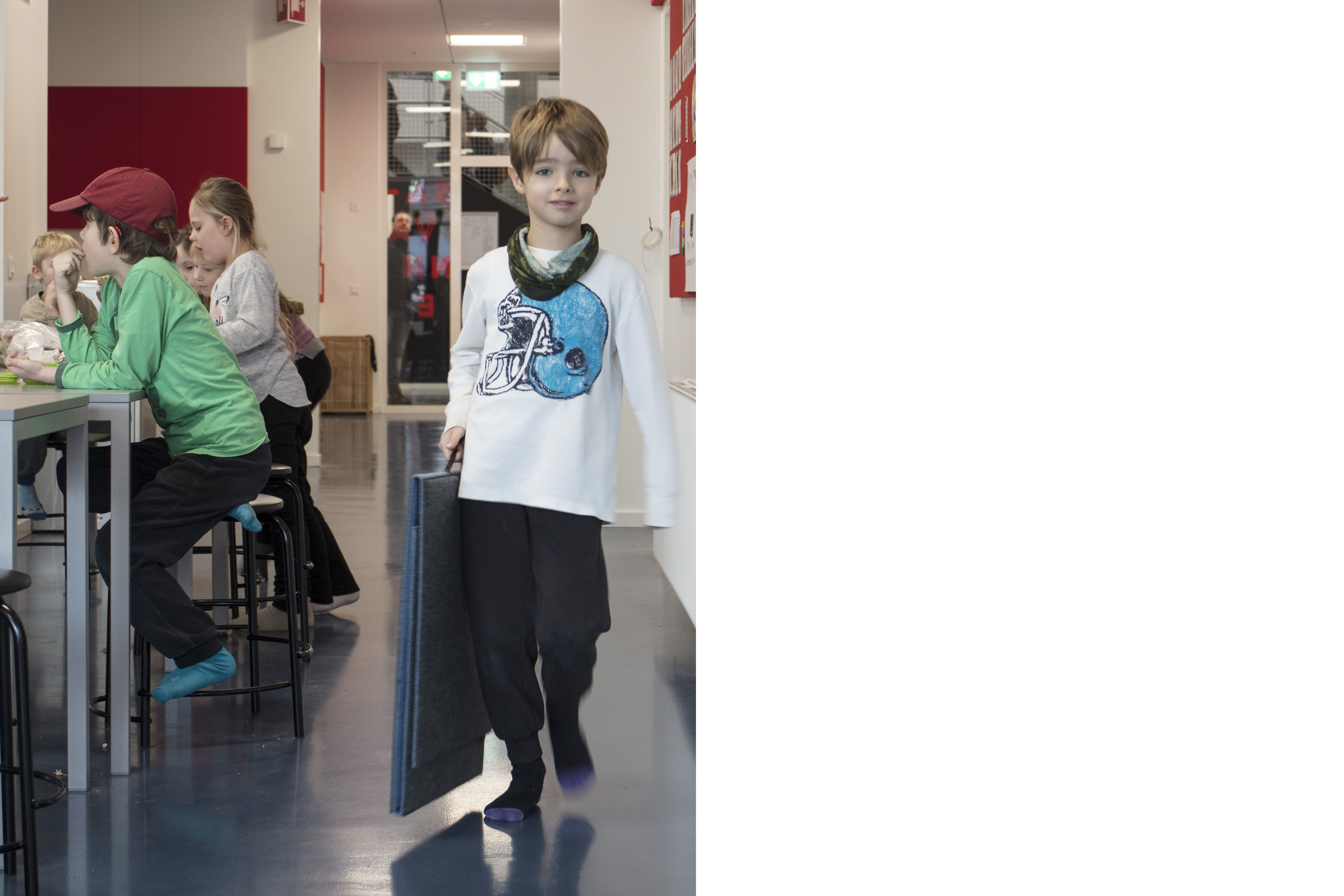 Flytbar bordskærm i filt på skole