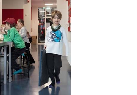 Flytbar bordskærm i filt på skole