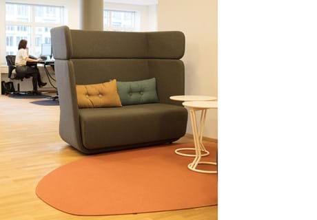 filt tæppe i lounge område