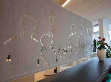 Filt som rumdeler udskåret med mønster