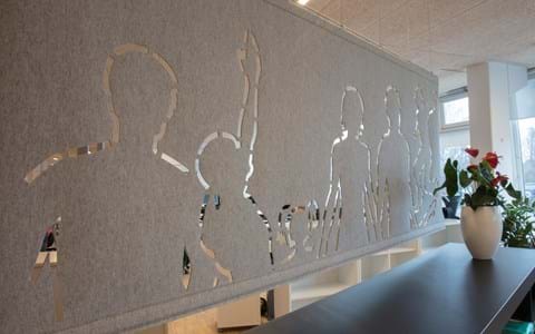 Filt som rumdeler udskåret med mønster