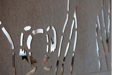 Filt som rumdeler udskåret med mønster