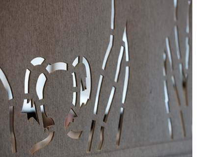 Filt som rumdeler udskåret med mønster