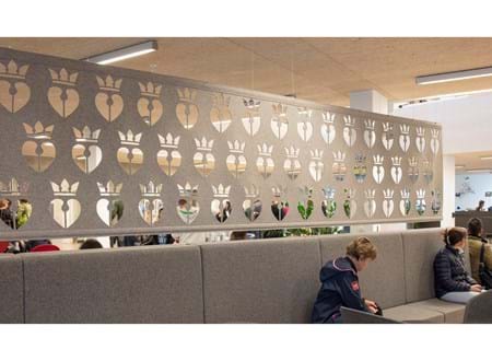 Filt som rumdeler udskåret med mønster