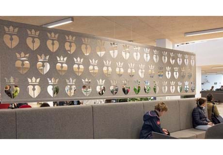 Filt som rumdeler udskåret med mønster