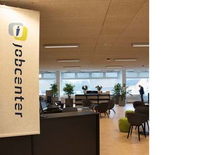 Filt som rumdeler udskåret med mønster