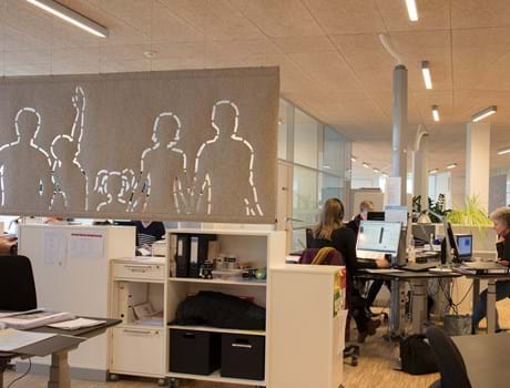 Filt som rumdeler udskåret med mønster