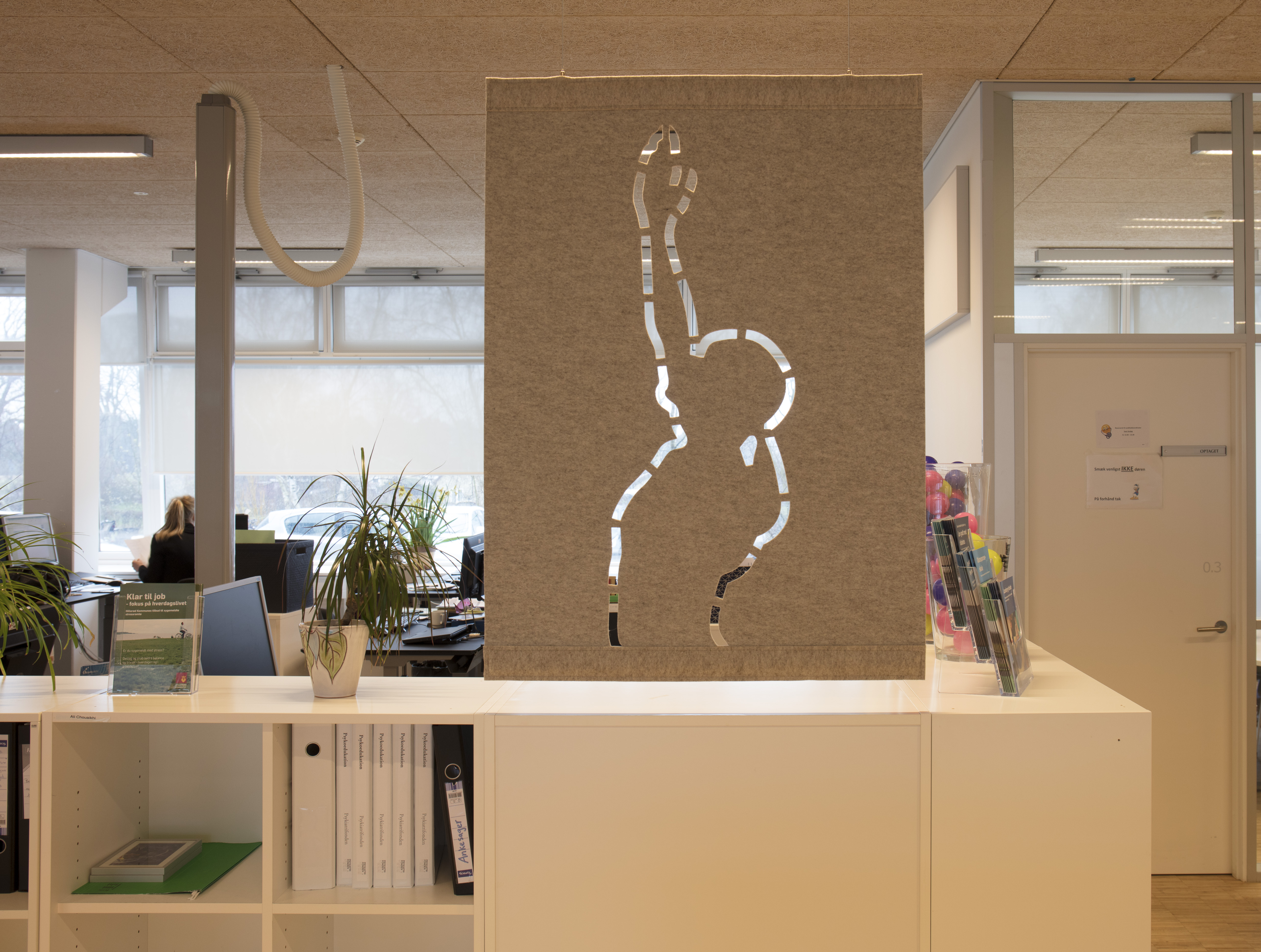 Filt som rumdeler udskåret med mønster