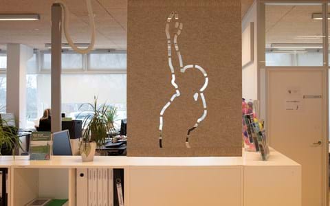 Filt som rumdeler udskåret med mønster