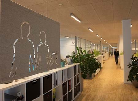 Filt som rumdeler udskåret med mønster