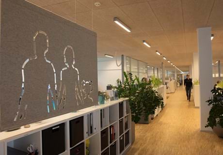 Filt som rumdeler udskåret med mønster