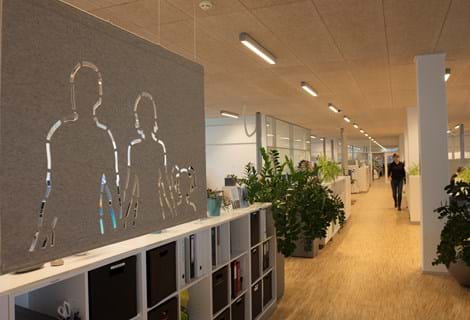 Filt som rumdeler udskåret med mønster