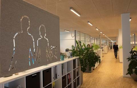 Filt som rumdeler udskåret med mønster