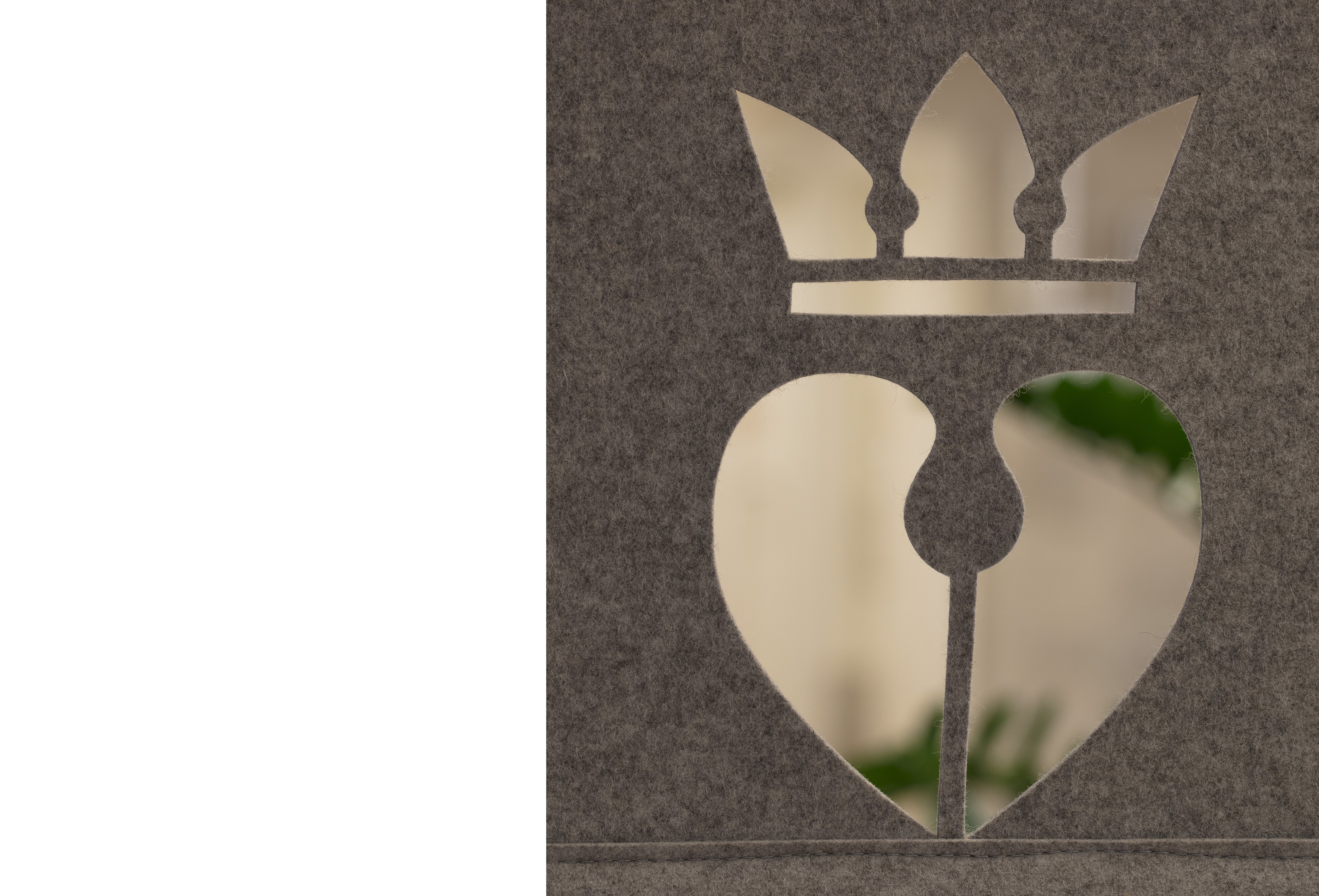 Filt som rumdeler udskåret med mønster