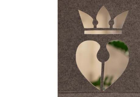 Filt som rumdeler udskåret med mønster