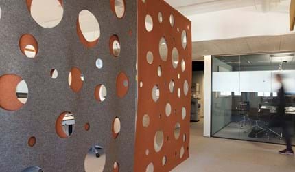 CoverDouble i brun orange på kontor