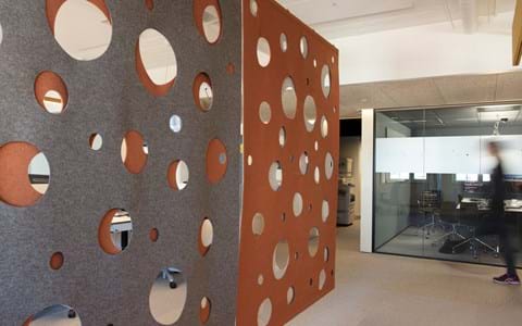 CoverDouble i brun orange på kontor