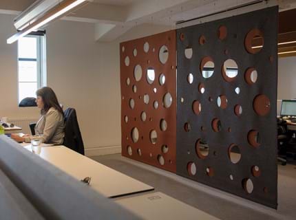 CoverDouble i brun orange på kontor