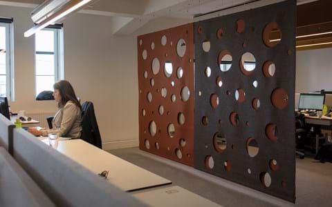 CoverDouble i brun orange på kontor