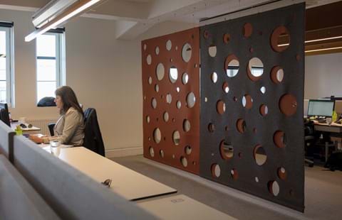 CoverDouble i brun orange på kontor