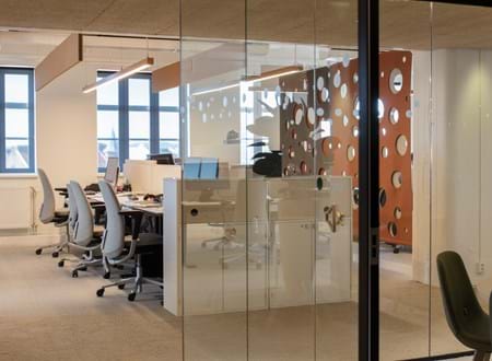 CoverDouble i brun orange på kontor