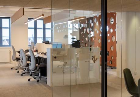 CoverDouble i brun orange på kontor