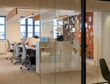 CoverDouble i brun orange på kontor