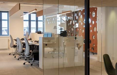 CoverDouble i brun orange på kontor