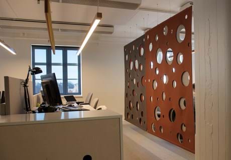 CoverDouble i brun orange på kontor nedhængende i wire