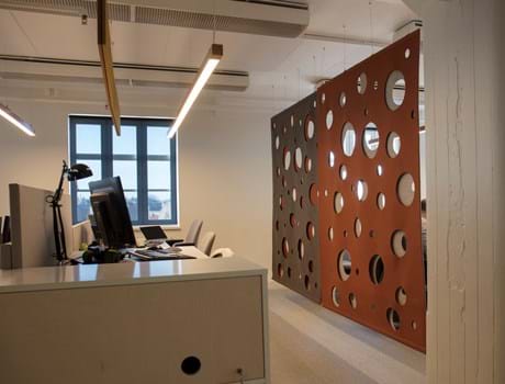 CoverDouble i brun orange på kontor nedhængende i wire