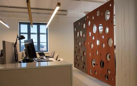 CoverDouble i brun orange på kontor nedhængende i wire